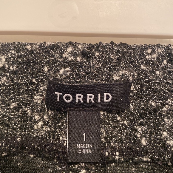 NWOT Torrid Black/White High Low Skirt…size 1 - Picture 3 of 4